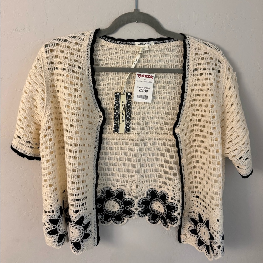 Crochet top from marshalls. Cream and black.
NWT. Size M. Brand: Ultra Pink.